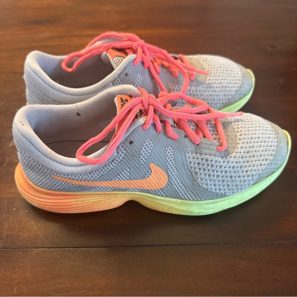 Nike Women’s Revolution 4 Running Shoes – Grey / Sunset Pulse – Size 6Y - Picture 3 of 6